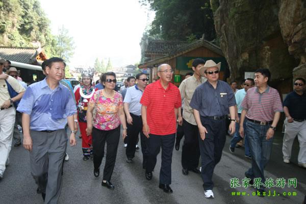 張家界市委書記胡伯?。ㄗ笠唬┡阃瑖?guó)民黨主席吳伯雄（正中）前往梯瑪神歌劇場(chǎng)